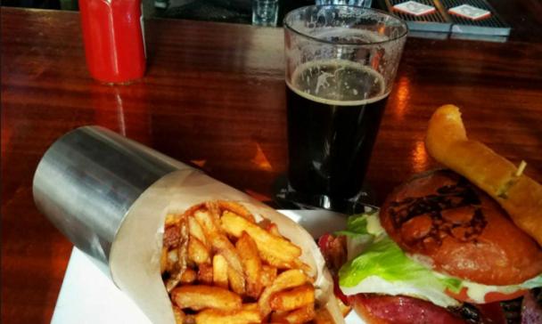 Bier en hamburger